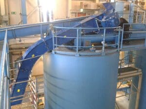 vertikal Trogkettenfoerderer im Gebäude - Abtransport des Filterkuchens zu einem Silo