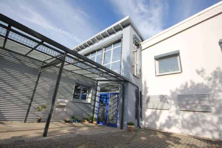 Haupteingang Foerdertec mit viel Glas und Sonne
